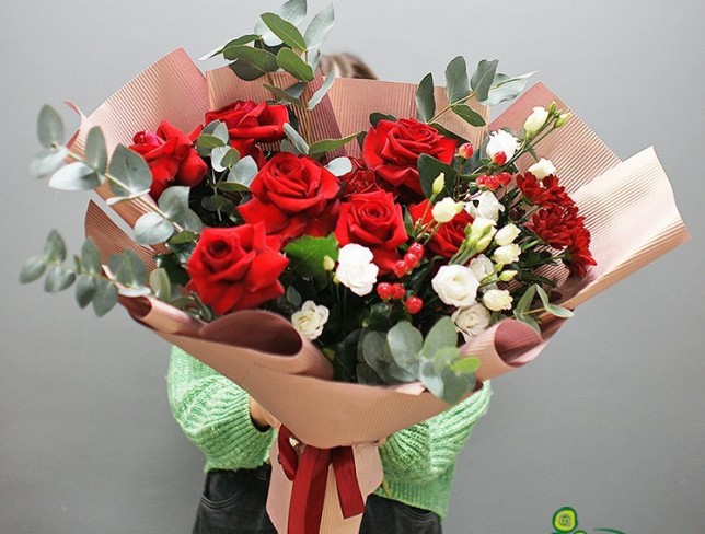 Bouquet of red roses and white eustoma photo